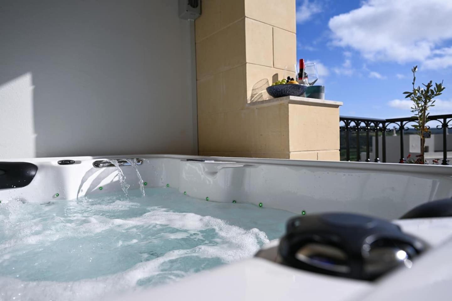 Fl 3 Ta'Lonza Luxury With Hot Tub By Homely Mellieha Exterior photo